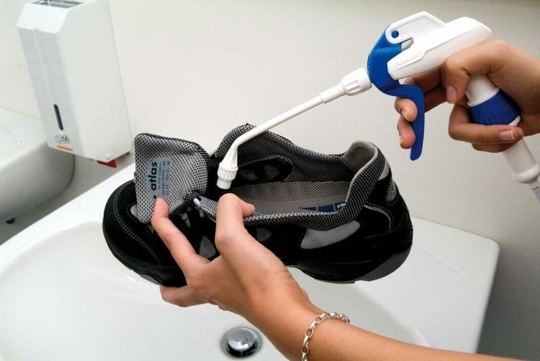 Reinigen Sie Schuhe mit einem Gerät von Pilzen