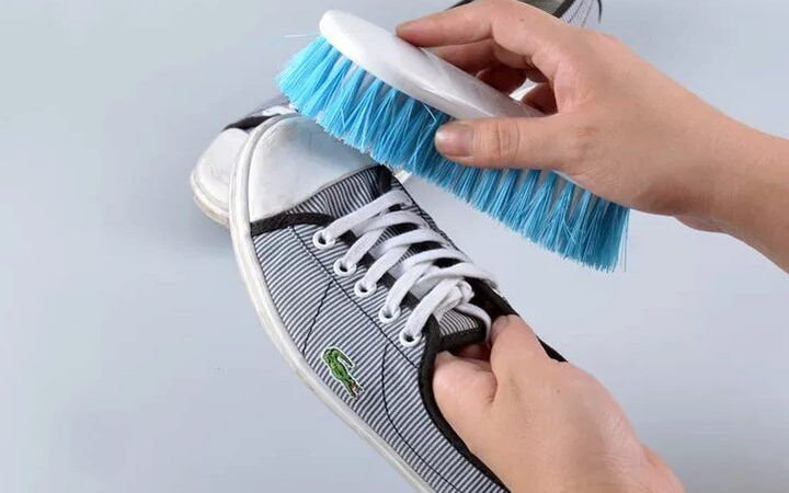 Schuhe, um Nagelpilz zu reinigen